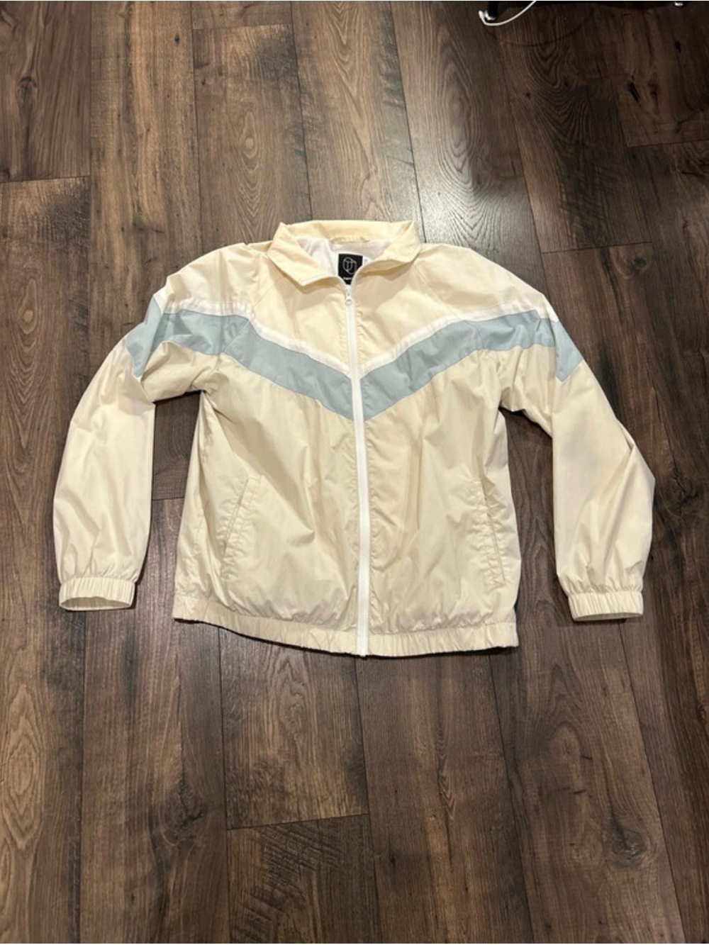 Original Use Men’s Medium Light Cream Windbreaker Jacket with Pale Blue Chevron